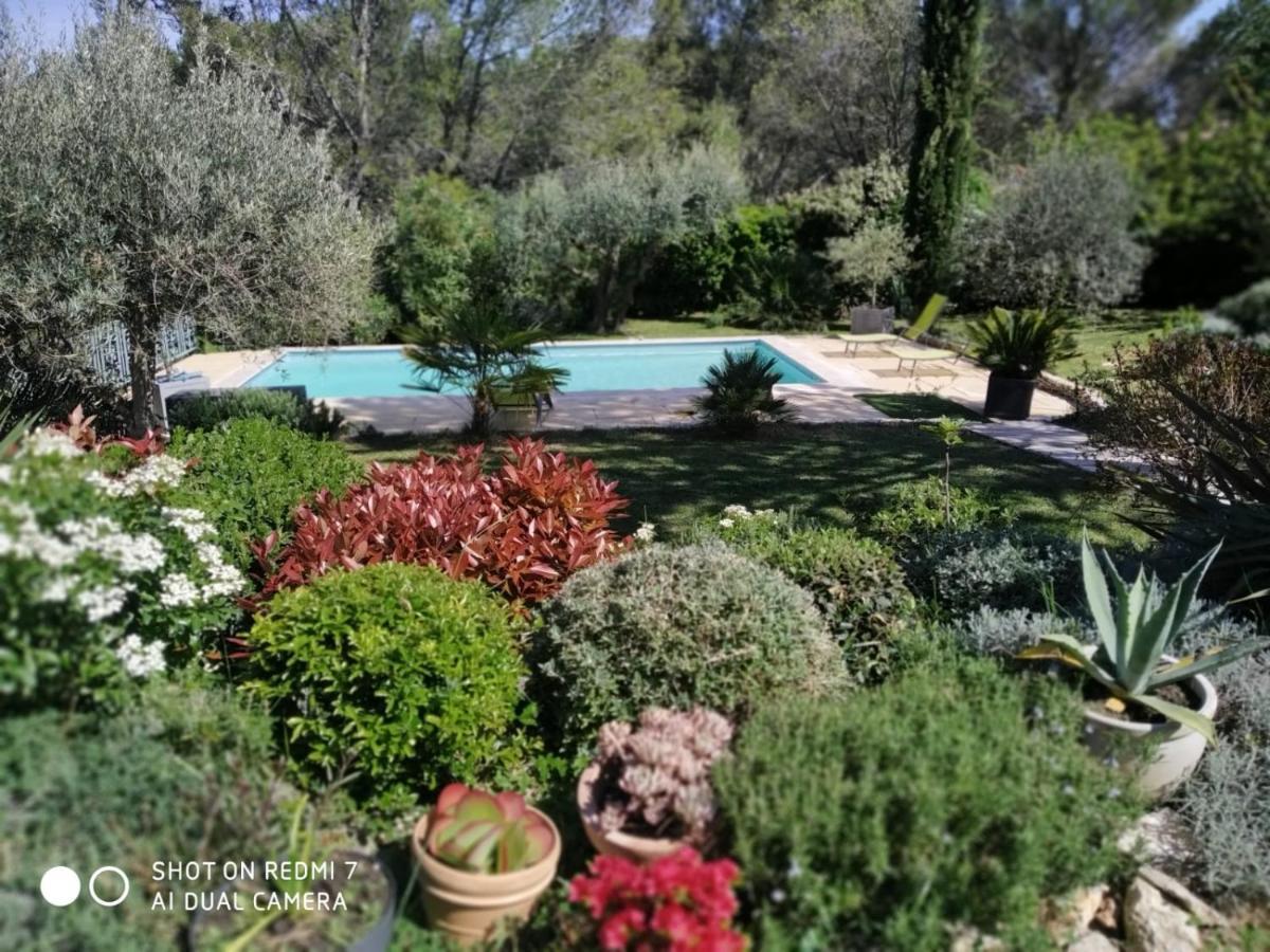 Proche Uzes Petit Gite Avec Grande Cuisine D'Ete Et Piscine Saint-Siffret Exterior foto