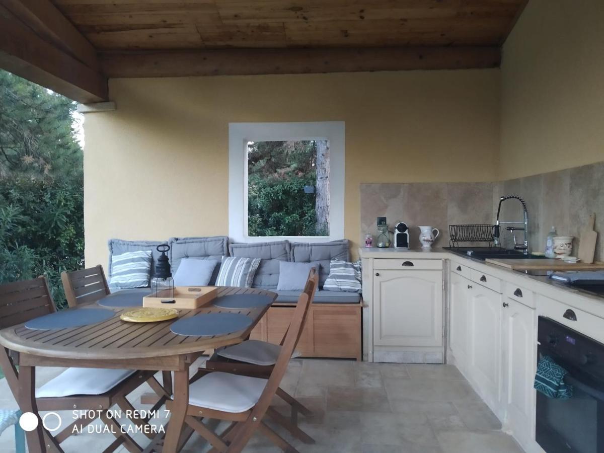 Proche Uzes Petit Gite Avec Grande Cuisine D'Ete Et Piscine Saint-Siffret Exterior foto